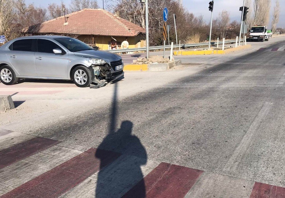 Konya Karaman yolunda iki otomobil çarpıştı