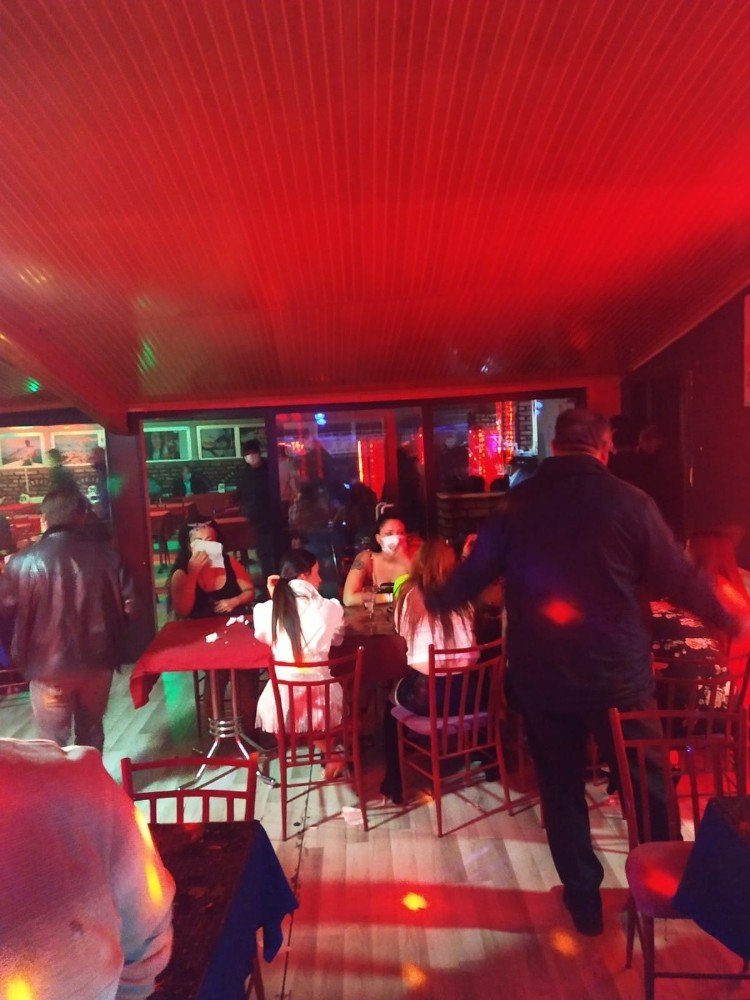 Rezil görüntüler Konya'dan! Kısıtlamada müzikli alkollü eğlenceye polis baskını