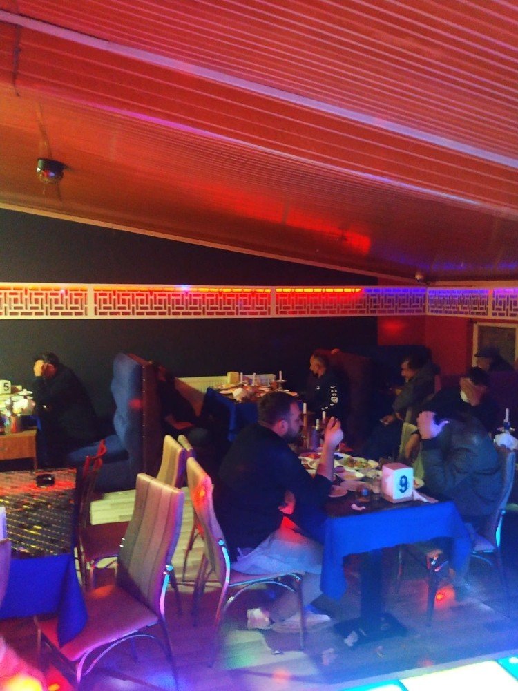 Rezil görüntüler Konya'dan! Kısıtlamada müzikli alkollü eğlenceye polis baskını