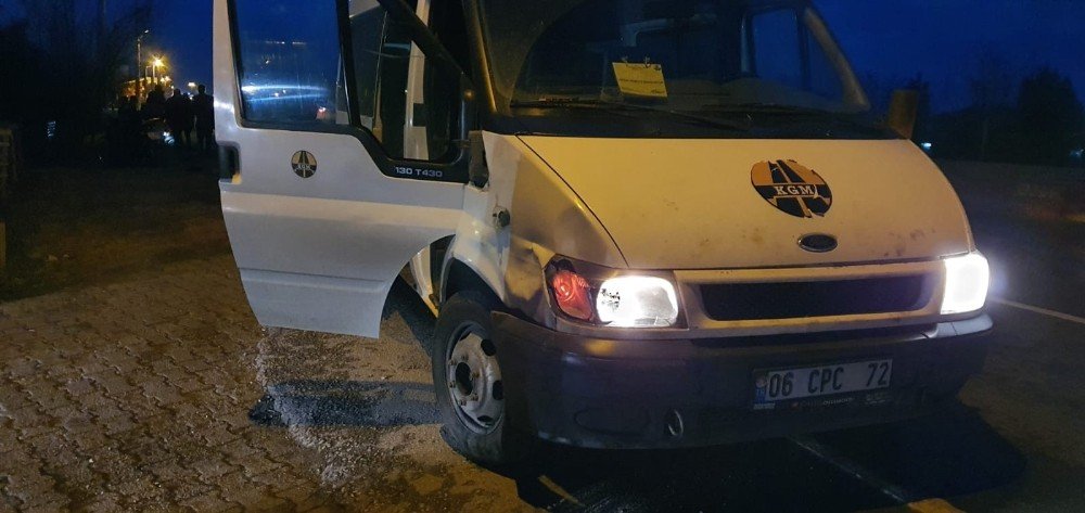 Sabahın karanlığında ekmek almaya giderken servis aracının altında kaldı