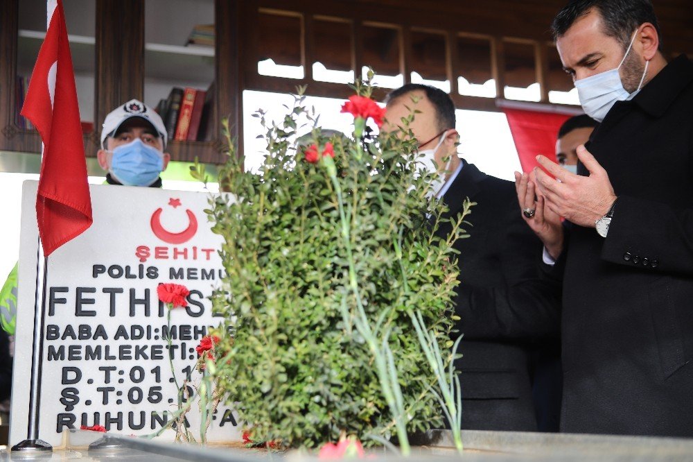 Şehit polis Fethi Sekin kabri başında dualarla anıldı