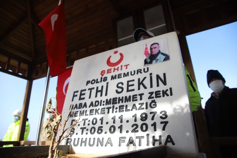 Şehit polis Fethi Sekin kabri başında dualarla anıldı