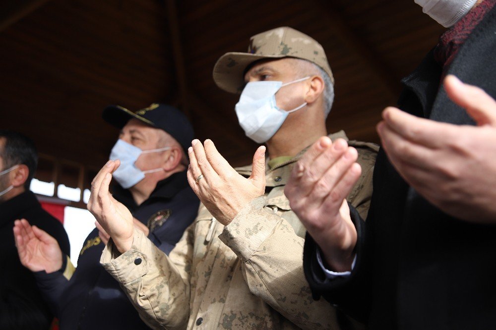 Şehit polis Fethi Sekin kabri başında dualarla anıldı