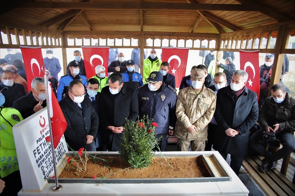 Şehit polis Fethi Sekin kabri başında dualarla anıldı