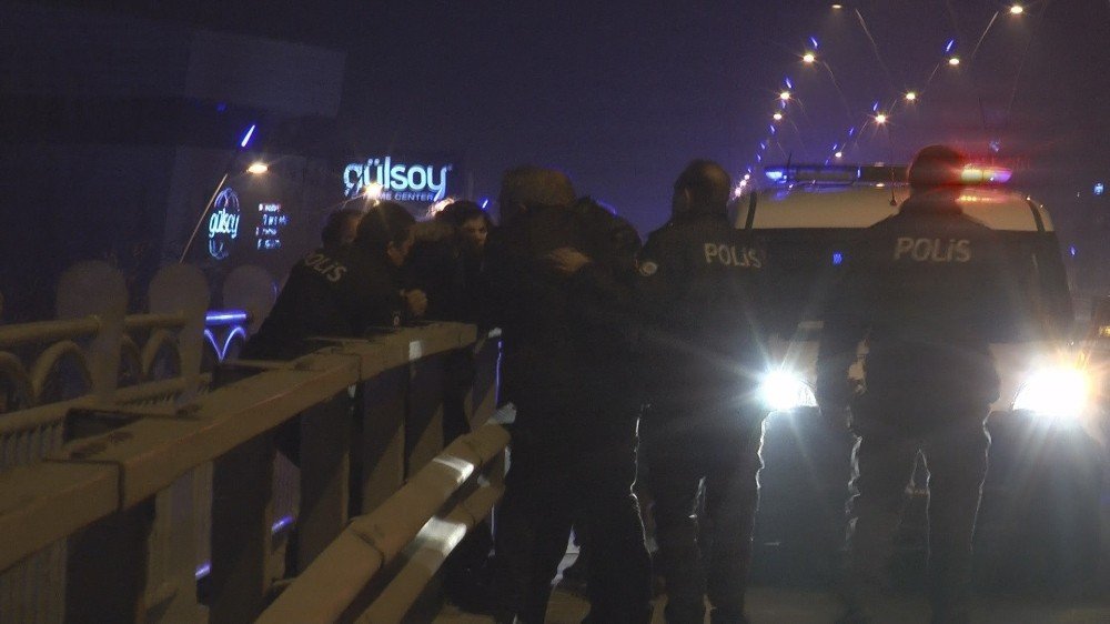 Üst geçide çıkan genç kızı polis ekipleri indirdi