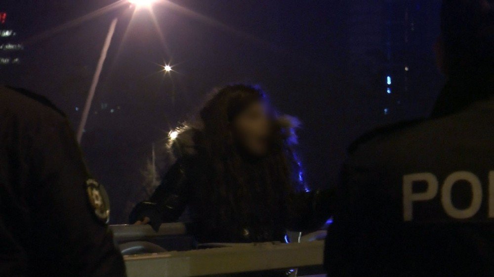 Üst geçide çıkan genç kızı polis ekipleri indirdi