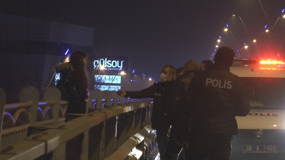 Üst geçide çıkan genç kızı polis ekipleri indirdi
