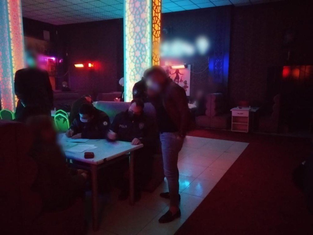 Konya'da eğlence merkezine yapılan operasyondan garip görüntüler ortaya çıktı! Nerelere saklandılar