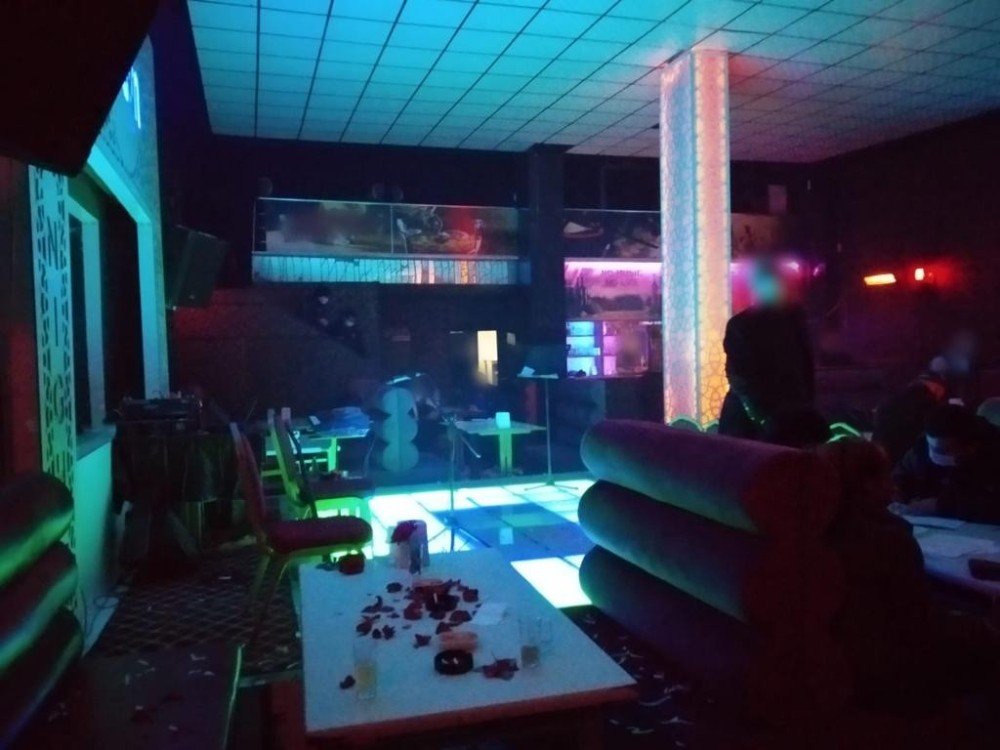 Konya'da eğlence merkezine yapılan operasyondan garip görüntüler ortaya çıktı! Nerelere saklandılar