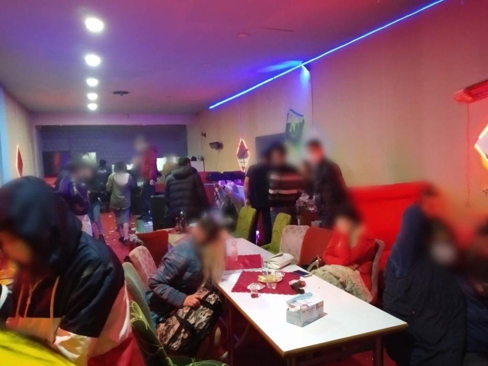 Konya'da eğlence merkezine yapılan operasyondan garip görüntüler ortaya çıktı! Nerelere saklandılar