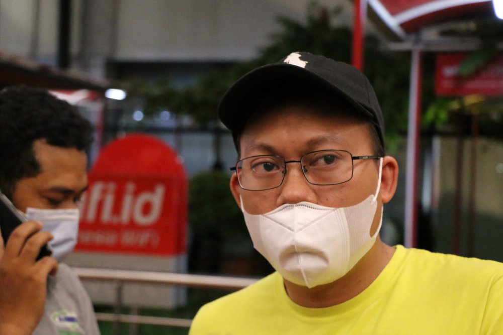 Endonezya’da düşen uçaktaki yolcuların yakınları umutlu haber bekliyor