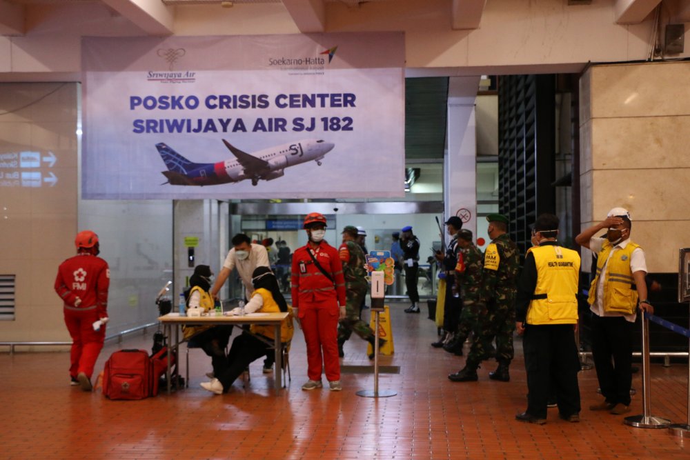 Endonezya’da düşen uçaktaki yolcuların yakınları umutlu haber bekliyor
