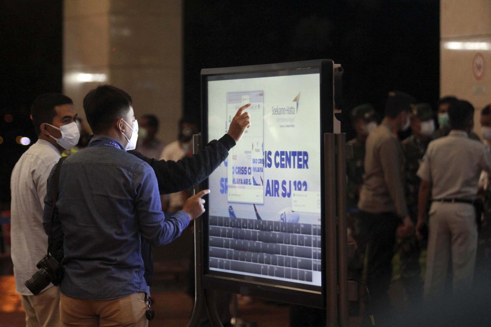 Endonezya'da düşen yolcu uçağının enkazı 4 ayrı noktaya dağıldı