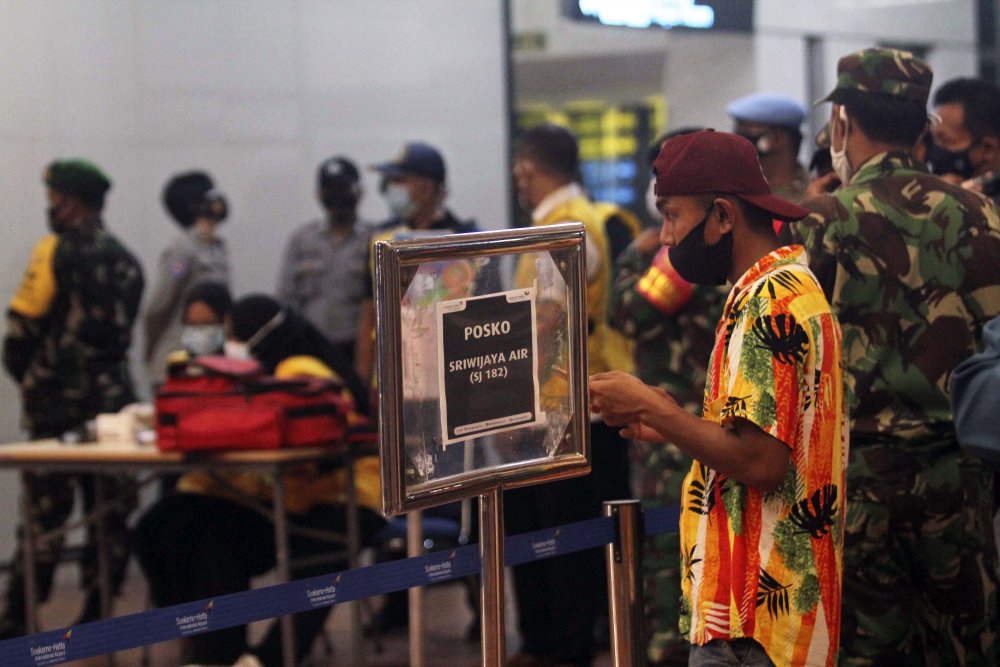 Endonezya'da düşen yolcu uçağının enkazı 4 ayrı noktaya dağıldı