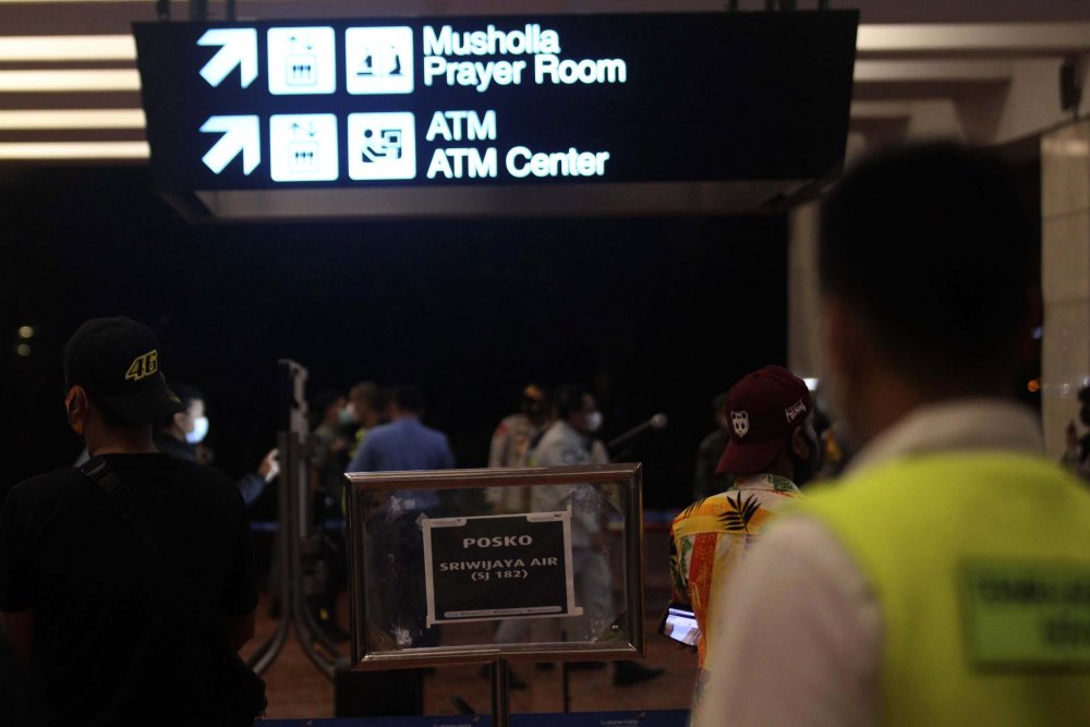 Endonezya'da düşen yolcu uçağının enkazı 4 ayrı noktaya dağıldı