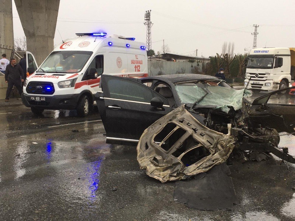 Kontrolden çıkan otomobil önce köprü ayağına sonra iş yerine çarparak ikiye ayrıldı
