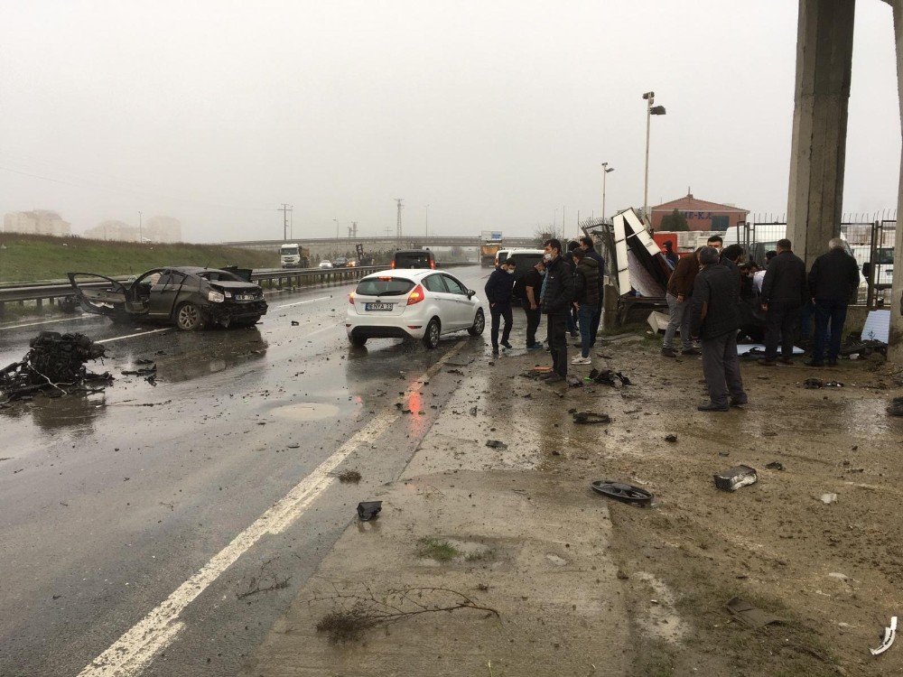 Kontrolden çıkan otomobil önce köprü ayağına sonra iş yerine çarparak ikiye ayrıldı