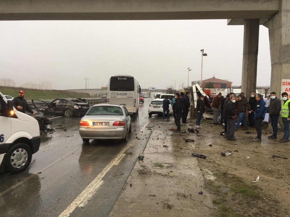 Kontrolden çıkan otomobil önce köprü ayağına sonra iş yerine çarparak ikiye ayrıldı