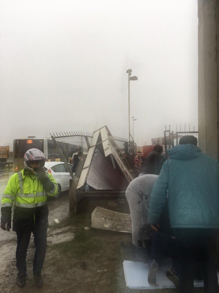 Kontrolden çıkan otomobil önce köprü ayağına sonra iş yerine çarparak ikiye ayrıldı