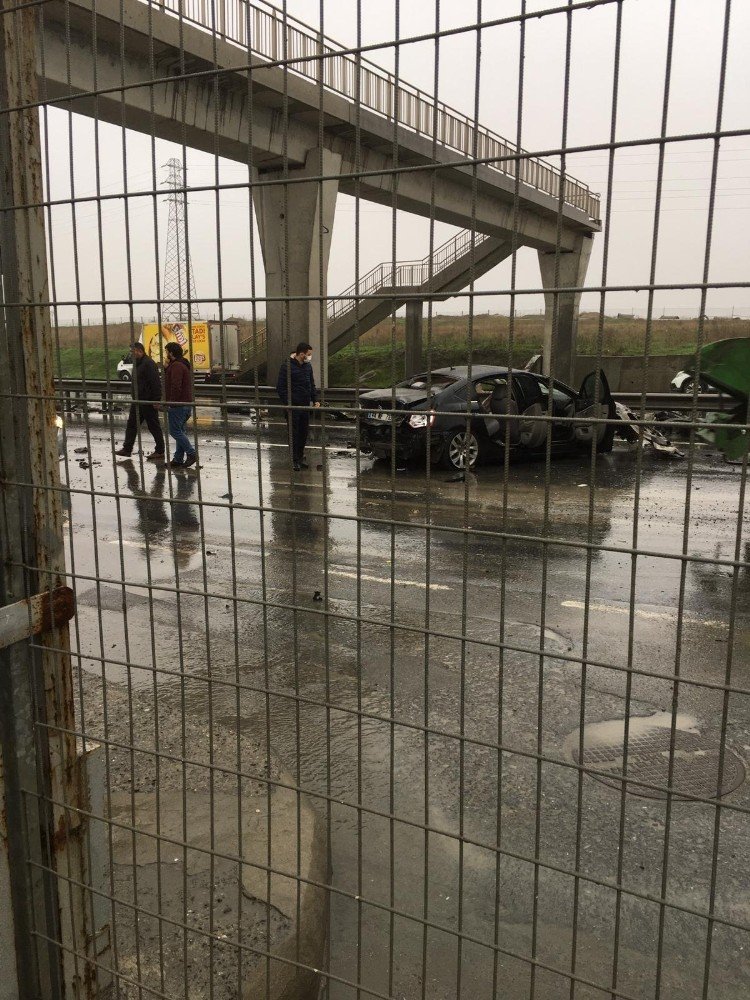 Kontrolden çıkan otomobil önce köprü ayağına sonra iş yerine çarparak ikiye ayrıldı