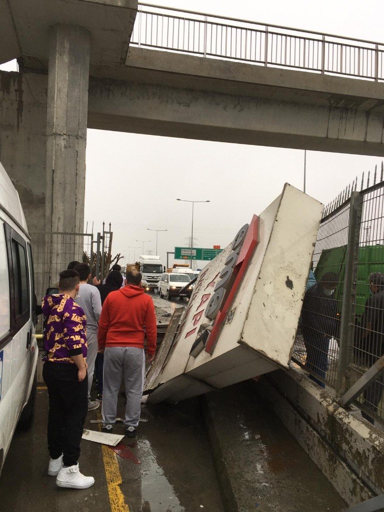 Kontrolden çıkan otomobil önce köprü ayağına sonra iş yerine çarparak ikiye ayrıldı