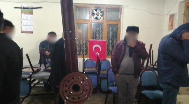 Konya'da bir kısıtlamayı ihlal vakası daha! Kahvehanede toplanan 11 kişiye ceza