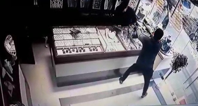 Kuyumcudaki 45 bin liralık soygunun görüntüleri ortaya çıktı