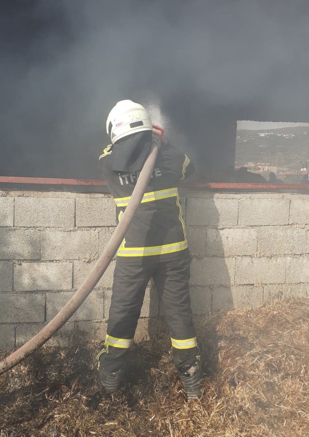 Saman ve buğday yüklü depoda korkutan yangın