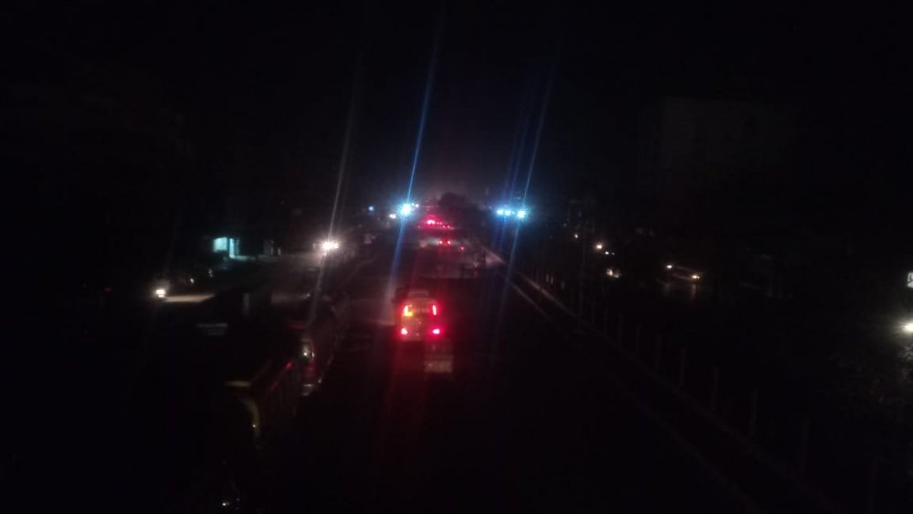 Bir çok kentte elektrik kesildi! Ülke karanlığa gömüldü