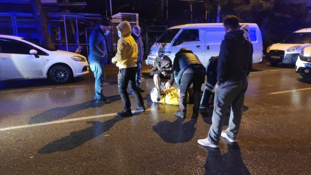 Yağmurla kayganlaşan yolda kaza! Motorlu kurye yaralandı