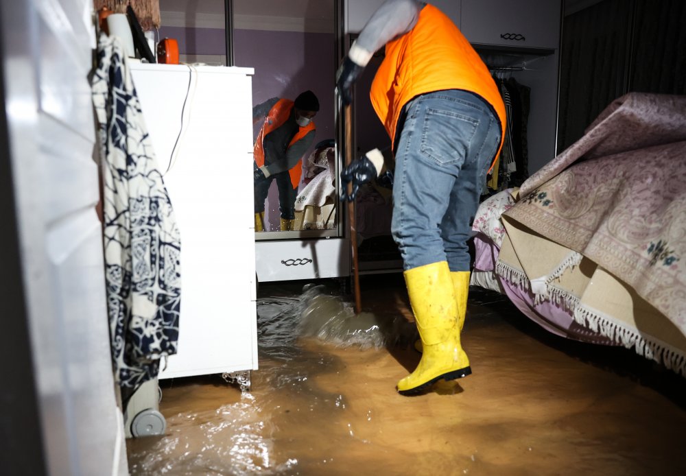 Suyu bitti denilen İstanbul'un bazı ilçelerini su bastı