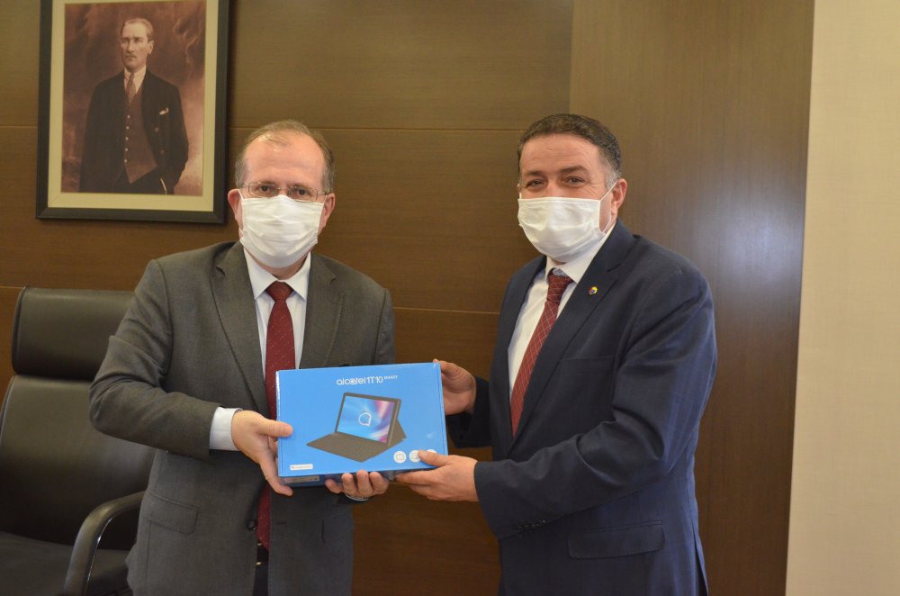 TOBB'dan Ilgın'daki öğrencilere tablet desteği