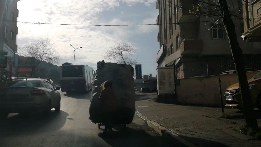 Annesine verebildiği tek hediye bu! Kağıt toplayıcı annenin minik kızından büyük hediye