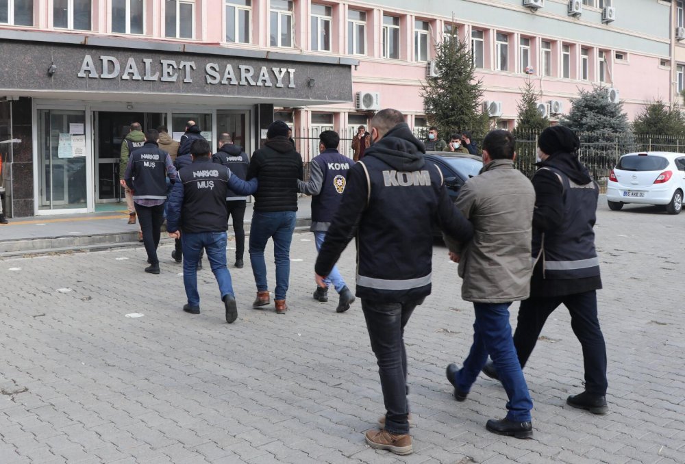 Ehliyet sınavında sahtekarlık yapmak isteyen şahıslar yakayı ele verdi