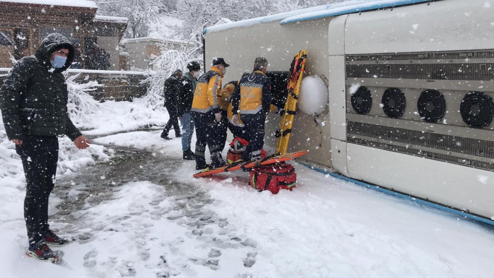Zonguldak'ta devrilen yolcu otobüsünde korku dolu anlar