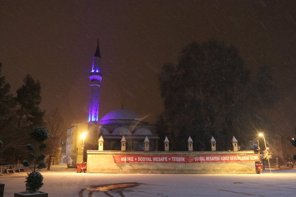 Karaman'da özlemle beklenen kar yağışı başladı!