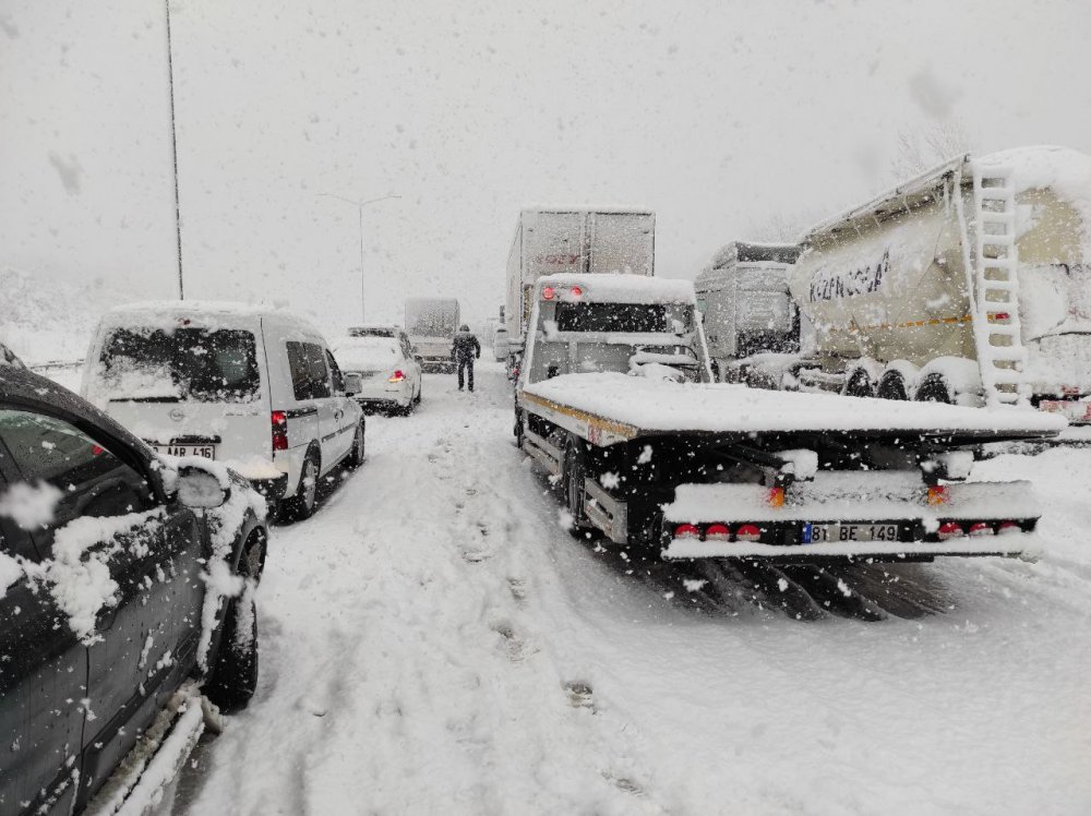 Yoğun kar yağışı ulaşımda aksamalara neden oluyor! Kilometrelerce araç kuyruğu oluştu