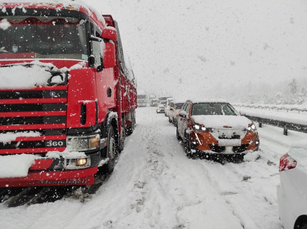 Yoğun kar yağışı ulaşımda aksamalara neden oluyor! Kilometrelerce araç kuyruğu oluştu