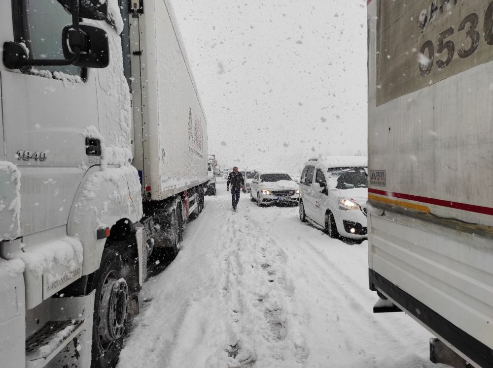 Yoğun kar yağışı ulaşımda aksamalara neden oluyor! Kilometrelerce araç kuyruğu oluştu