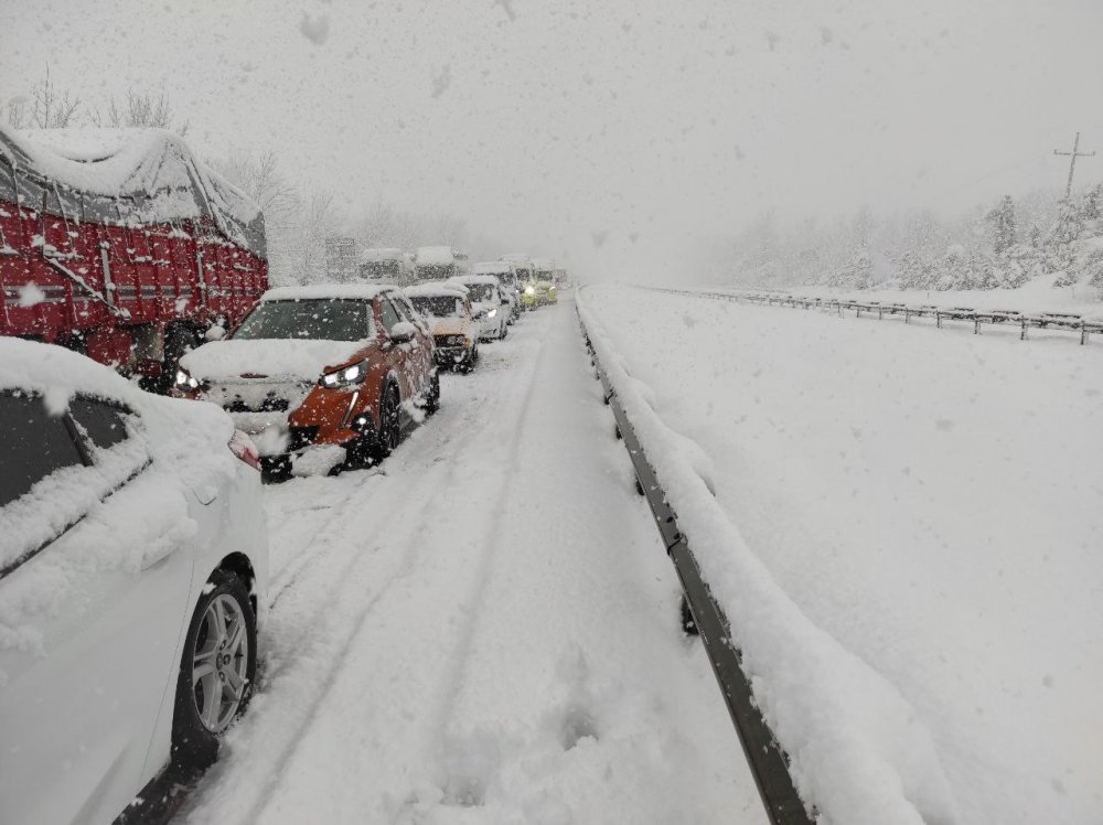 Yoğun kar yağışı ulaşımda aksamalara neden oluyor! Kilometrelerce araç kuyruğu oluştu