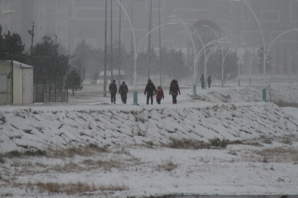 Kar ve tipi Beyşehir'de güzel manzaralar oluşturdu! Balıkçılar ve sürücüler zor anlar yaşadı