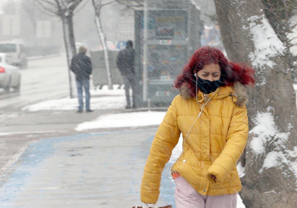 Konya'da beklenen oldu! Kar ve tipi şehri beyaz örtüyle kapladı
