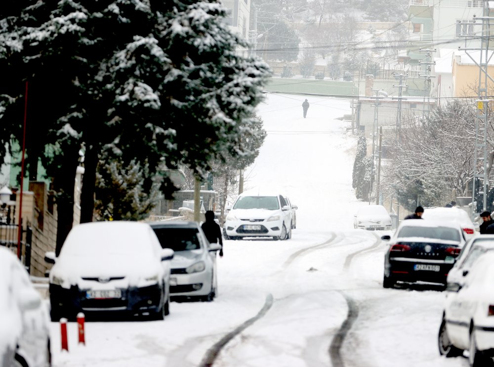 Konya'da beklenen oldu! Kar ve tipi şehri beyaz örtüyle kapladı