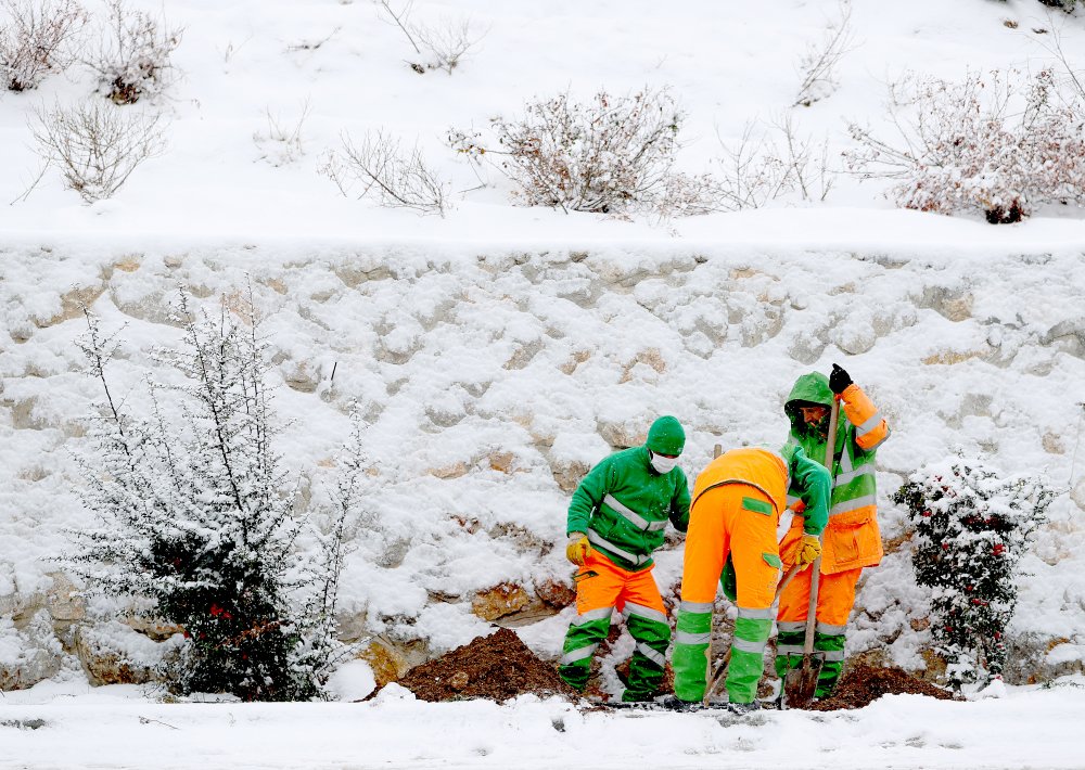 Konya'da beklenen oldu! Kar ve tipi şehri beyaz örtüyle kapladı