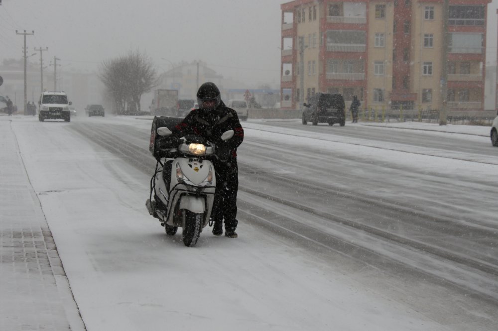 Konya'da beklenen oldu! Kar ve tipi şehri beyaz örtüyle kapladı