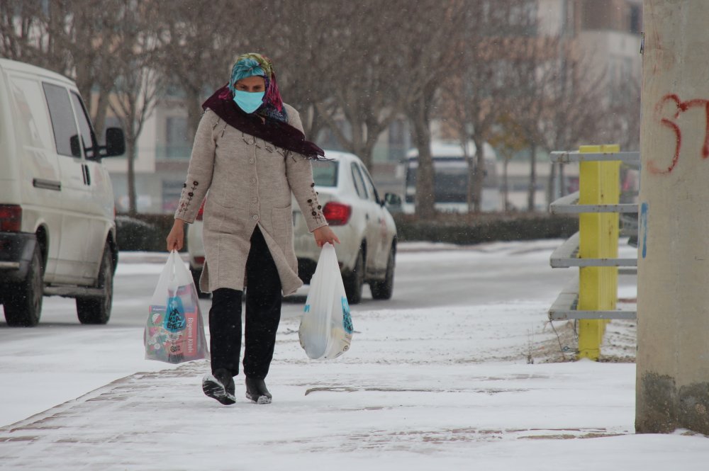 Konya'da beklenen oldu! Kar ve tipi şehri beyaz örtüyle kapladı