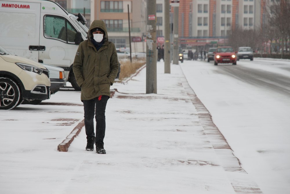Konya'da beklenen oldu! Kar ve tipi şehri beyaz örtüyle kapladı
