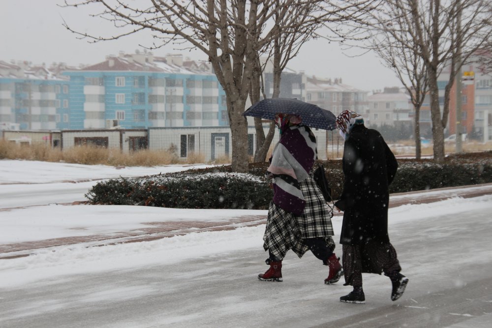 Konya'da beklenen oldu! Kar ve tipi şehri beyaz örtüyle kapladı