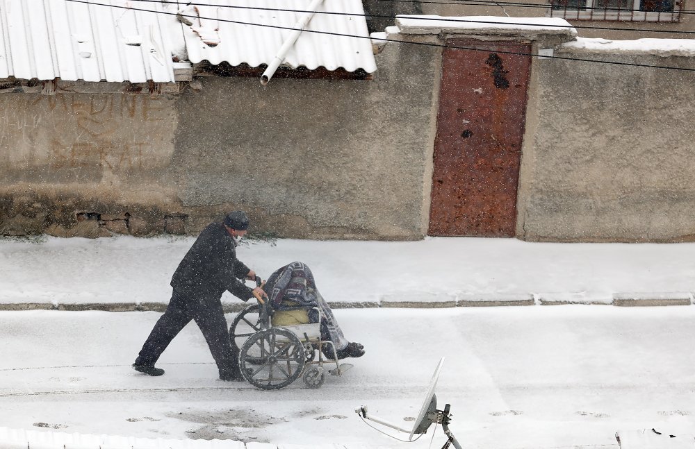 Konya'da beklenen oldu! Kar ve tipi şehri beyaz örtüyle kapladı