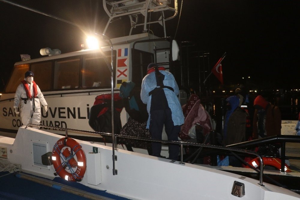 Lastik botları arızalanan 38 sığınmacının imdadına yine Sahil Güvenlik yetişti